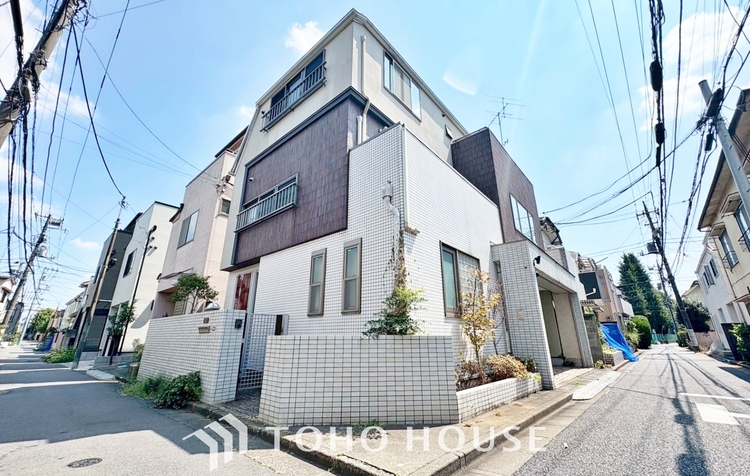 内装 ◆木漏れ日◆の様な採光が優しく足元を照らし、心地いい暮らしの道しるべを写し出す。この空間で過ごす家族との語らいの時間がとても素敵で幸せを感じるかもしれない。