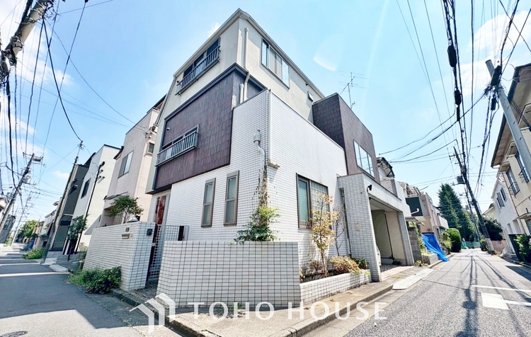 内装 ◆季節外れのホームホリディ◆喧噪から離れ広々したリビングでゆったりと過ごす。そんな寛いだ休日もあっていい。だって『何もしない時を楽しむ』そんな贅沢な時間を愛する家族と堪能できるのだから。