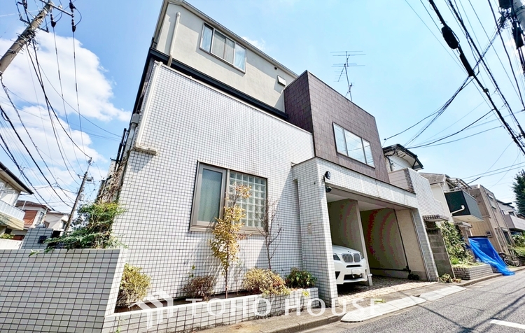 内装 ◆リビングルーム◆天井に埋められた連続する眩い光−ダウンライト。それはまるでフライト航路のアプローチライトのように優美でロマン溢れるポジショニング。