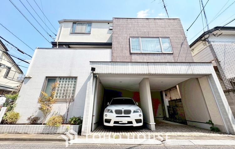 外観 窓を開けベランダに出ると当所なく広がる街と空のスクリーン。風が凪ぎ一時停止する目の前の画面の中、僕は一体何を考えていたのだろう。牧歌な街並みが僕を穏やかにさせてくれる。