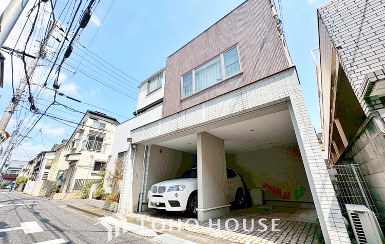 キッチン ◆居心地のいい暮らし◆には欠かせない眩い採光。ゆったりとした幅の窓からこの空間に降り注ぐ採光が絶えない。明るいリビングこそ居心地のいい暮らしが待っているのだと思う。