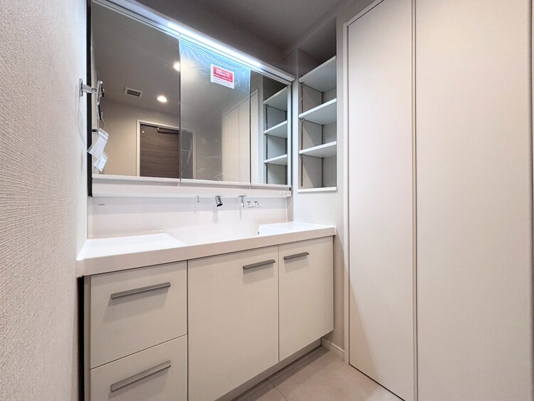 その他 清潔感を感じられる洗面化粧台。