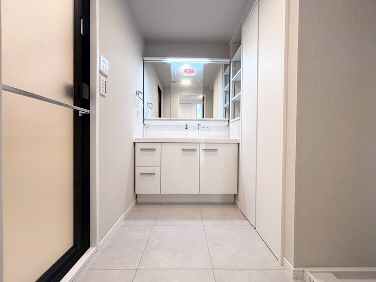 その他 十分な広さの脱衣所。