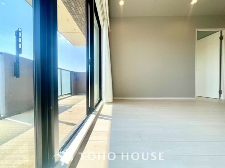 内装 【LIVING】◆扉を◆開くとこの景色。家族の”おかえり”の声が聞こえてきそう。