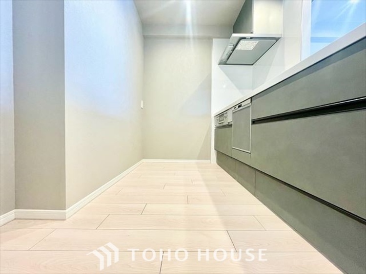 キッチン 【KITCHEN】◆ワクワク◆開放的で機能性も高いシステムキッチン。お子様は毎日のご飯にワクワク！