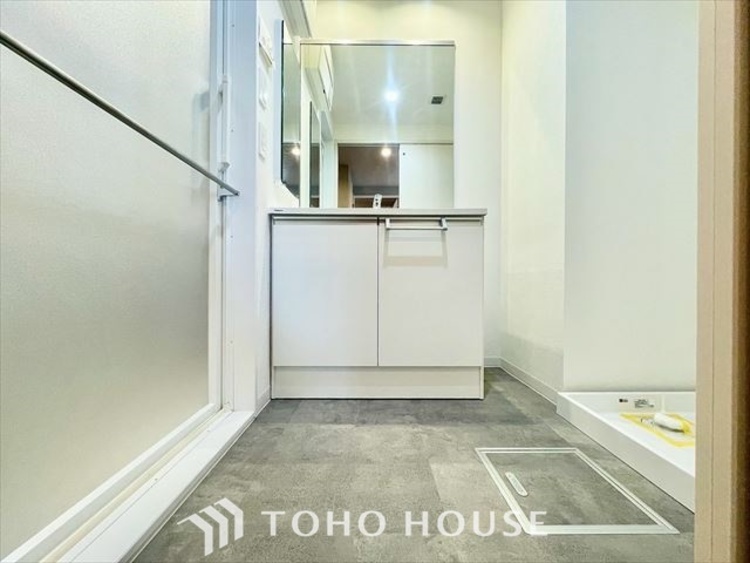 洗面 【WASHROOM】◆快適◆煌びやかな暮らしの中にも忘れたくない快適さ。大きな収納が助けてくれます。