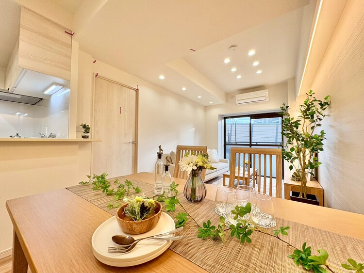 居間 飾り過ぎないシンプルな内装と偏り過ぎないデザインで統一しました。