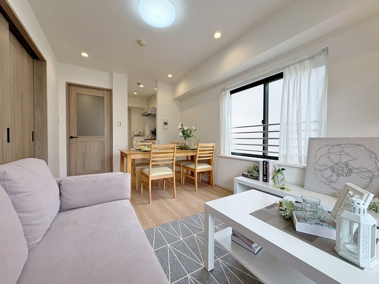 居間 飾り過ぎないシンプルな内装と偏り過ぎないデザインで統一しました。