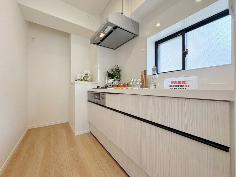 キッチン スマートな意匠と充実の機能を備えたキッチンが、暮らしにおいしい彩りを添えます。