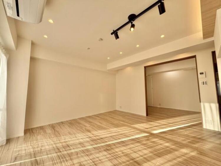 居間 お気に入りのソファで一日ゆったりとくつろぐ時間を最優先にする。寝る前のひととき、柔らかな光の下で画集を開きながら静かなときを過ごしたい。そんな自分スタイルをかなえられる空間です。