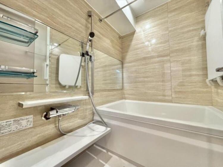 風呂 光に照らし出されたバスルーム。膨よかな湿度と静かに揺れる眼前の水面。広い浴槽にゆっくりと身を沈め深く瞑想をすれば、また新たな活力が膨らんできます。