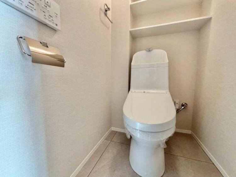 トイレ 毎日使う場所だからこそ、使い勝手を考慮しました。白を基調に、飽きのこない空間は質感豊かな仕上がりとなっております。