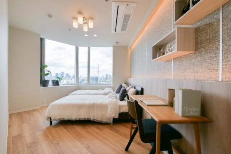 内装 【家具・小物は販売価格に含まれません】一日の疲れを取る主寝室は大型のベッドも配置が可能です。窓から注がれる光で家族とのコミュニケーションも明るくなりそうです。