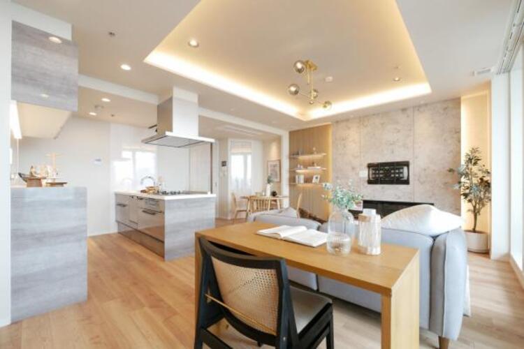 居間 【家具・小物は販売価格に含まれません】光と風があふれる開放的なリビングダイニングには自然と家族みんなが集まってきます。