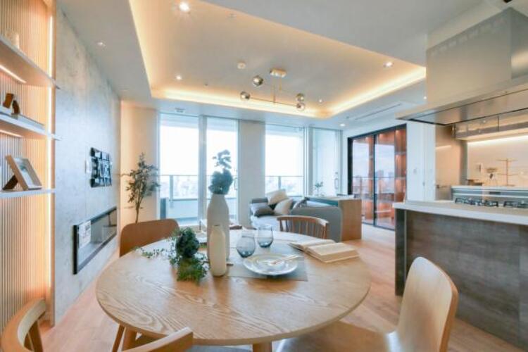 居間 【家具・小物は販売価格に含まれません】ゆったりとしたリビングです。明るさと風が入る窓配置が安らげる空間を演出します。