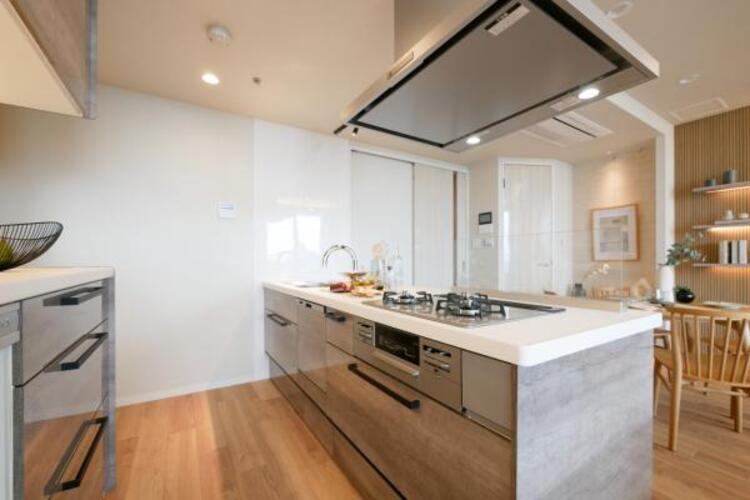 キッチン 【家具・小物は販売価格に含まれません】広々としたキッチンスペース。食洗機とディスポーザーが付き収納力のあるキッチンは料理が捗ります。