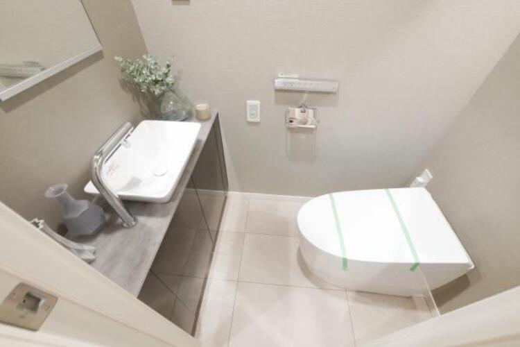 トイレ 清潔感溢れるトイレ。落ち着いた空間で安らぎのひとときをお過ごしいただけます。