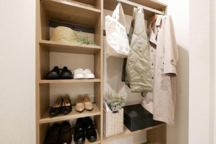 収納 【家具・小物は販売価格に含まれません】玄関にある大きな収納は、何でも片付く嬉しい空間です。