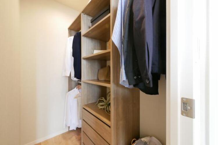 収納 【家具・小物は販売価格に含まれません】たくさんの洋服をかけることができる収納力と取り出しやすさが魅力のWIC。スーツケース、ストック品など何でも収納できる嬉しい空間です。