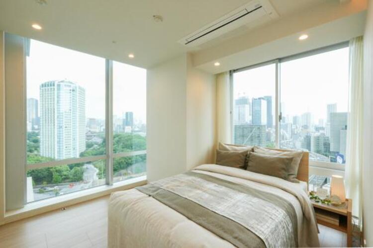 内装 【家具・小物は販売価格に含まれません】一日の疲れを取る主寝室は大型のベッドも配置が可能です。窓から注がれる光で家族とのコミュニケーションも明るくなりそうです。