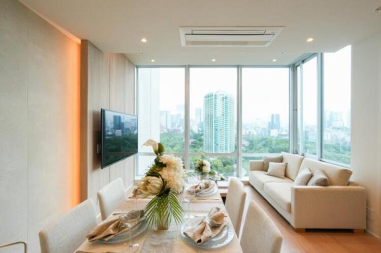 居間 【家具・小物は販売価格に含まれません】リビングには床暖房付。空気を汚さず、ほこりも舞い上がらないので小さなお子さまがいても安心です。