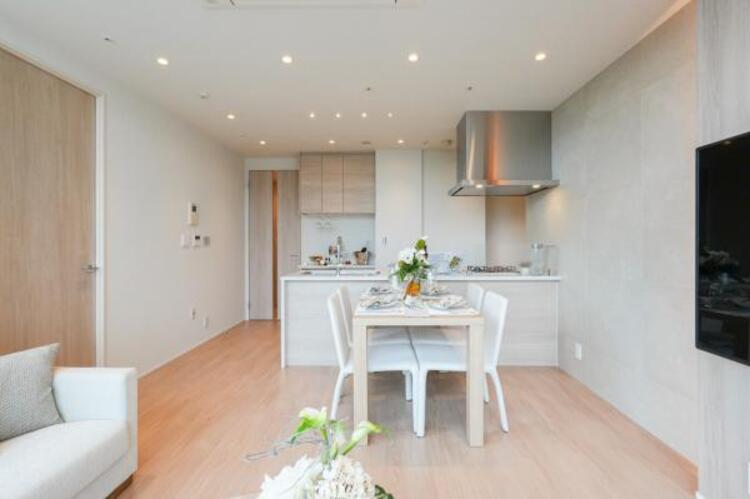 居間 【家具・小物は販売価格に含まれません】ここにはみんなが集い、食事と楽しい会話が始まる。そんな束の間の幸せを感じさせてくれる場所です。