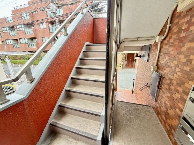 その他 共用部の階段です。明るく清潔に管理されています。