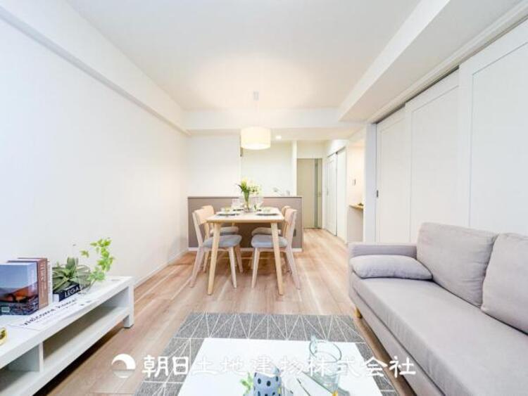 居間 リビングにはみんなが集い、食事や楽しい会話が始まる。