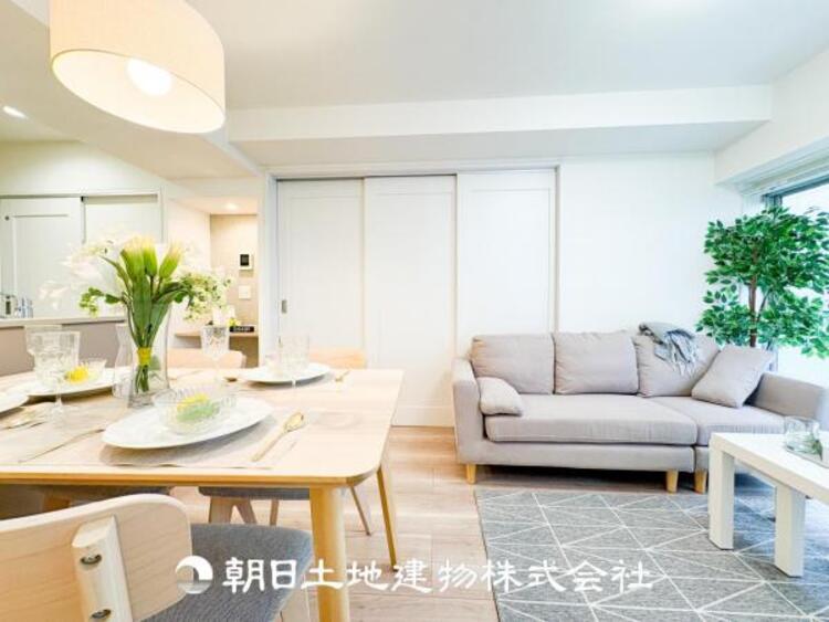 居間 大切なご家族、招いた友人と過ごすひと時を溢れる光が優しく包み込む空間。