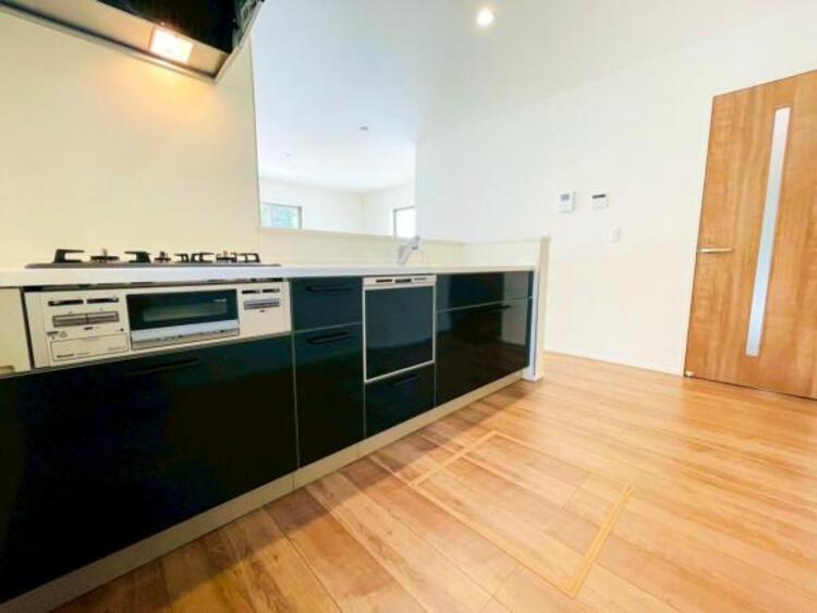 キッチン 【キッチン】広く取られたキッチンスペースはとても便利です。お料理をする人も開放感が心地いいです。 