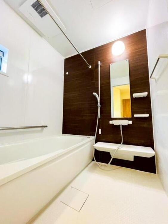 風呂 【浴室】ゆったりと寛げる広々バスで足を伸ばしてリラックス。　最新のユニットバスは設備も充実です。 