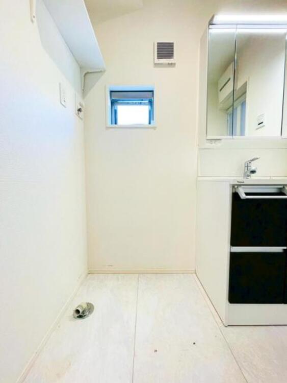 洗面 【洗面・脱衣所】ストレスフリーな広いランドリースペース。大きな洗濯機乾燥機もしっかりとおけます。 