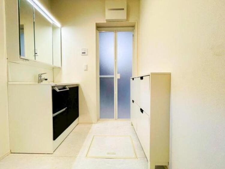 洗面 【洗面・脱衣所】使用頻度の高い場所だからこそ便利な空間に。多人数での使用も考えた便利な空間です 