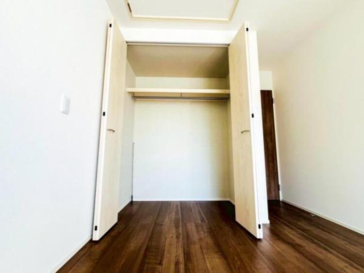 収納 【収納】適材適所に設けた収納は、奥行きもあり多くの物の収納が可能です。扉を閉めるとパッと隠すことができるので、いつでも室内が整理整頓でき気持ちのいい空間として使えます! 