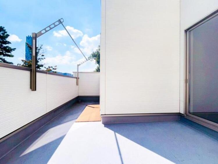 バルコニー 【バルコニー】太陽の光と爽やかな風でお洗濯物は気持ちいいです。 