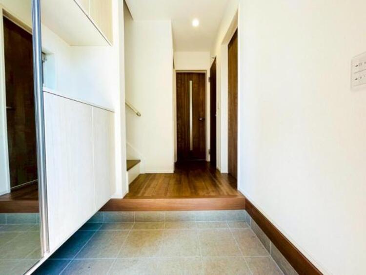 その他 【玄関】お出かけの際に小さなお子様のいるご家庭でもゆったりと靴を履かせて上げることができます。大きな荷物や抱っこしながらでもスムーズに出入り可能なストレスの少ない玄関です。 