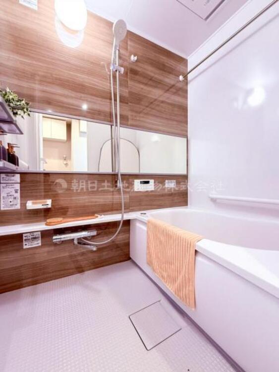 風呂 【浴室】ゆったりと寛げる広々バスで足を伸ばしてリラックス。　最新のユニットバスは設備も充実です。 