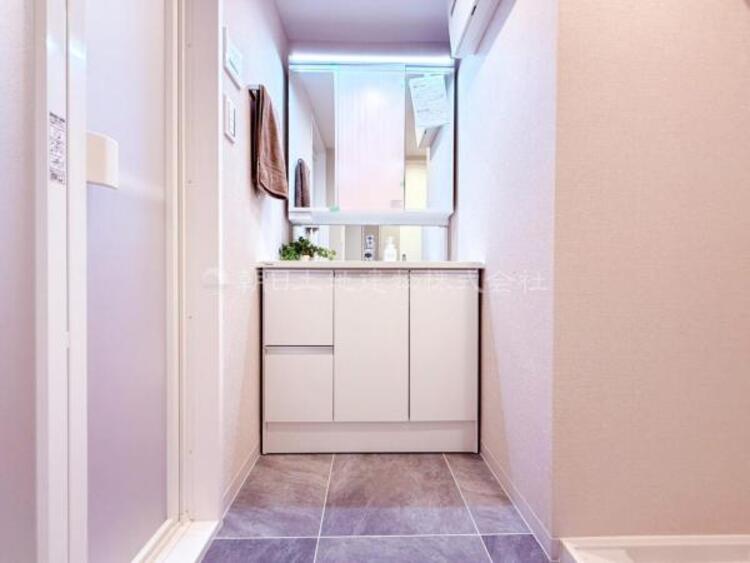 洗面 【洗面・脱衣所】普段は人目につかないスペースにもこだわりを。つくり手の気持ちを『心』がつたわります。 