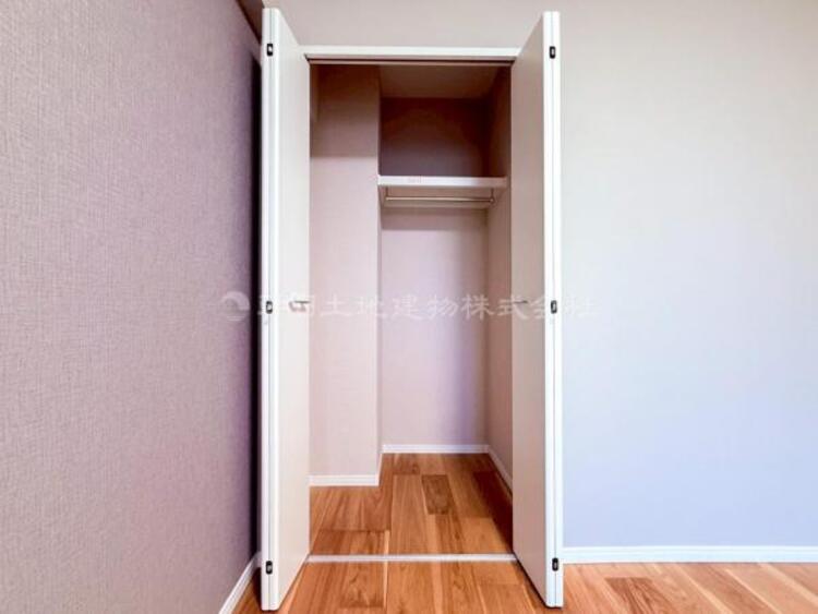 収納 【収納】適材適所に設けた収納は、奥行きもあり多くの物の収納が可能です。扉を閉めるとパッと隠すことができるので、いつでも室内が整理整頓でき気持ちのいい空間として使えます! 