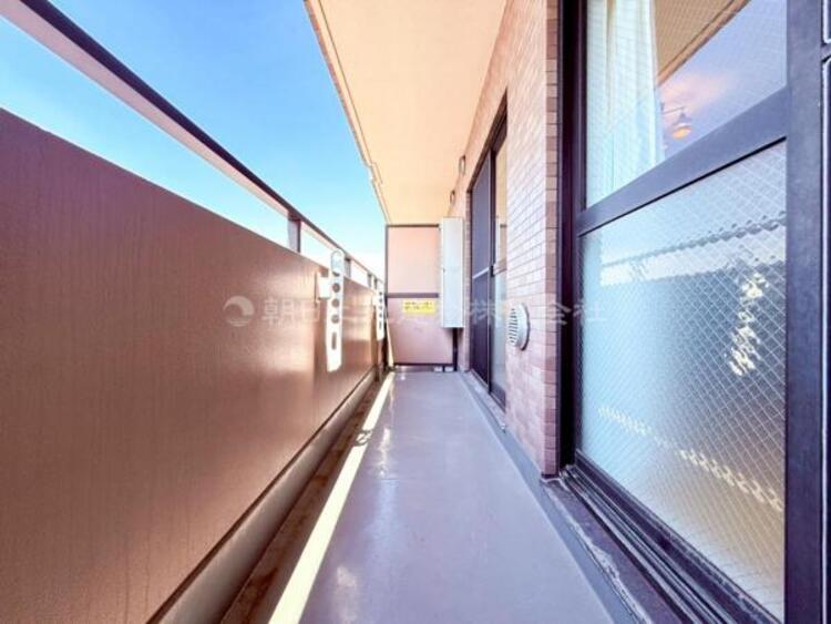 バルコニー 【バルコニー】太陽の光と爽やかな風でお洗濯物は気持ちいいです。 