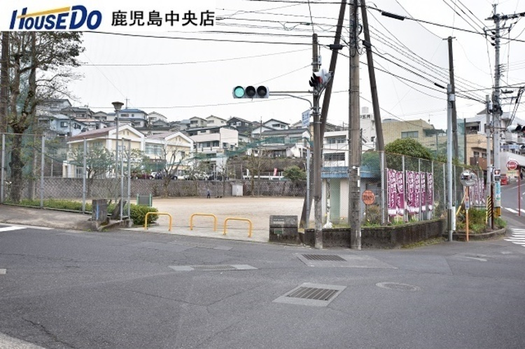 周辺 田上台公園【田上台公園】鹿児島市田上台2丁目にある公園です。中学生以下のソフトボールの練習や小学生以下のサッカーの練習ができます。 徒歩 約3分（約220m）