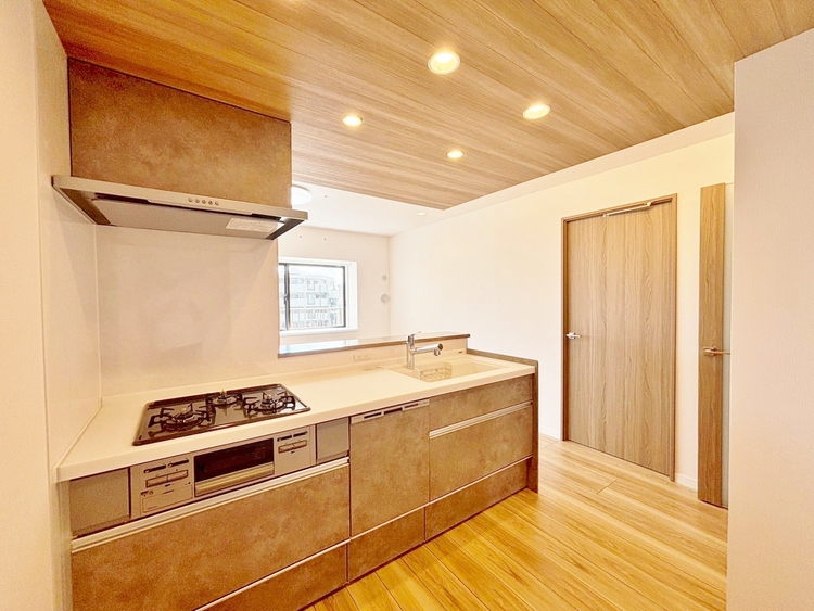 キッチン スマートな意匠と充実の機能を備えたキッチンが、暮らしにおいしい彩りを添えます。