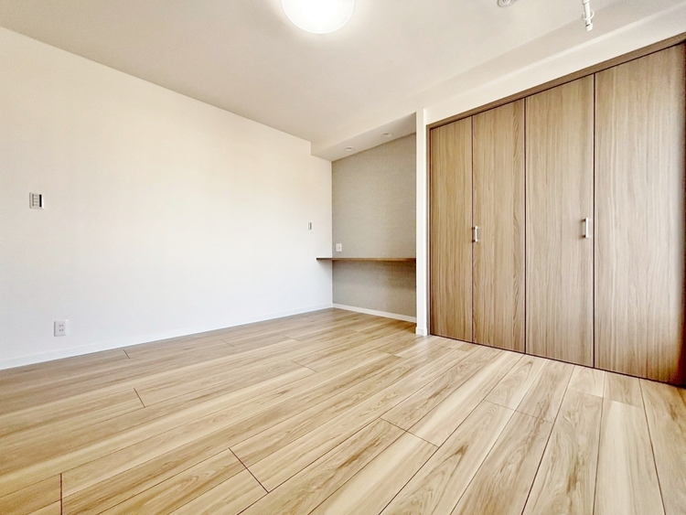 寝室 ベッドも十分に設置するスペースがあります。