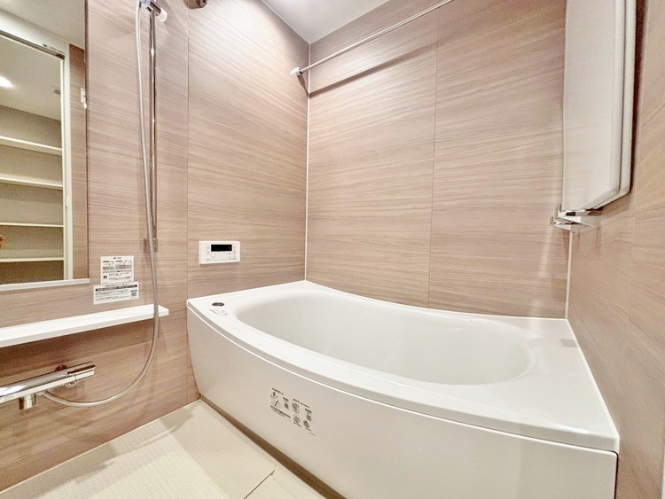 風呂 一日の疲れを癒すバスルームは、心地よいリラックスを叶える清潔感溢れる空間です。