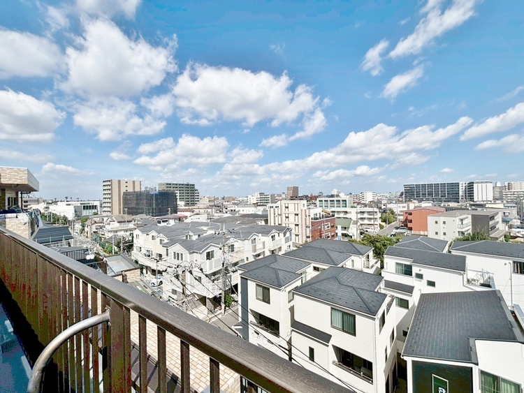 バルコニー 窓を開けると広がる青空。心をリフレッシュして日々を過ごしていきましょう。