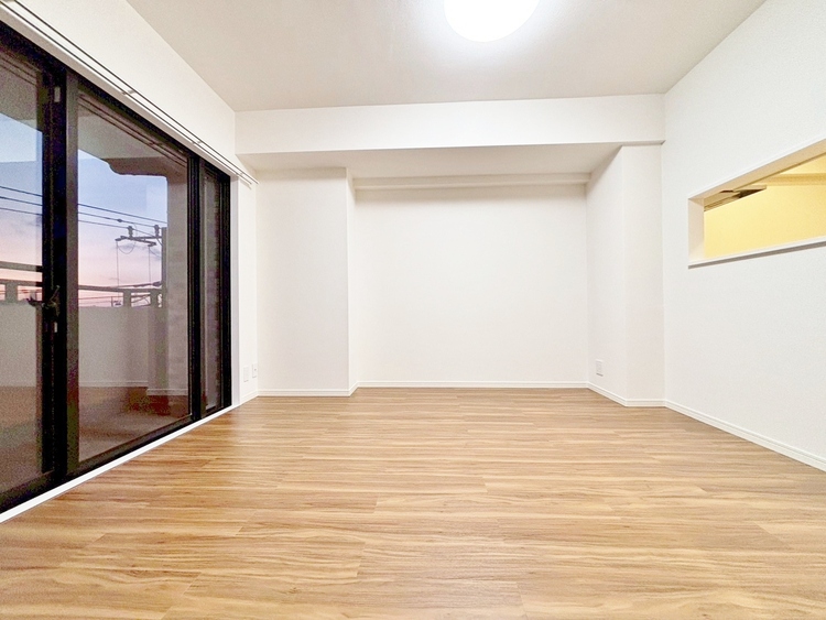 居間 忙しく過ぎゆく日常を置き去るほど、ゆったりした時間が流れるリビング。