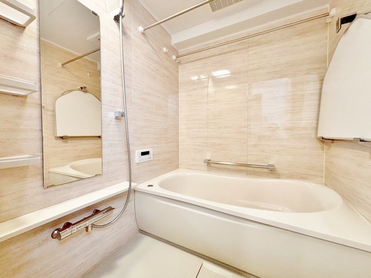 風呂 一日の疲れを癒すバスルームは、心地よいリラックスを叶える清潔感溢れる空間です。