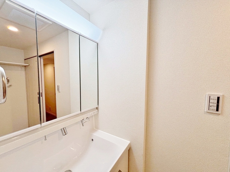 洗面 何かと物が増える場所だからこそ、スッキリと見映えの良い空間に。