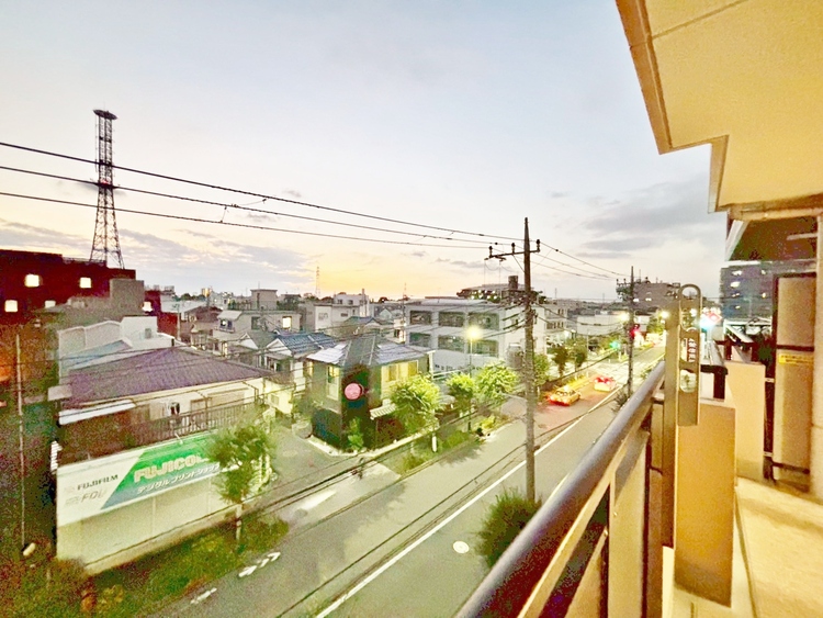 バルコニー 窓を開けると広がる青空。心をリフレッシュして日々を過ごしていきましょう。