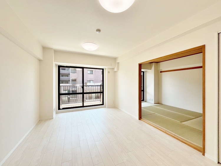 居間 居心地の良い空気感は、暮らしのステージを彩り、心からのやすらぎと満足感を与えてくれます。